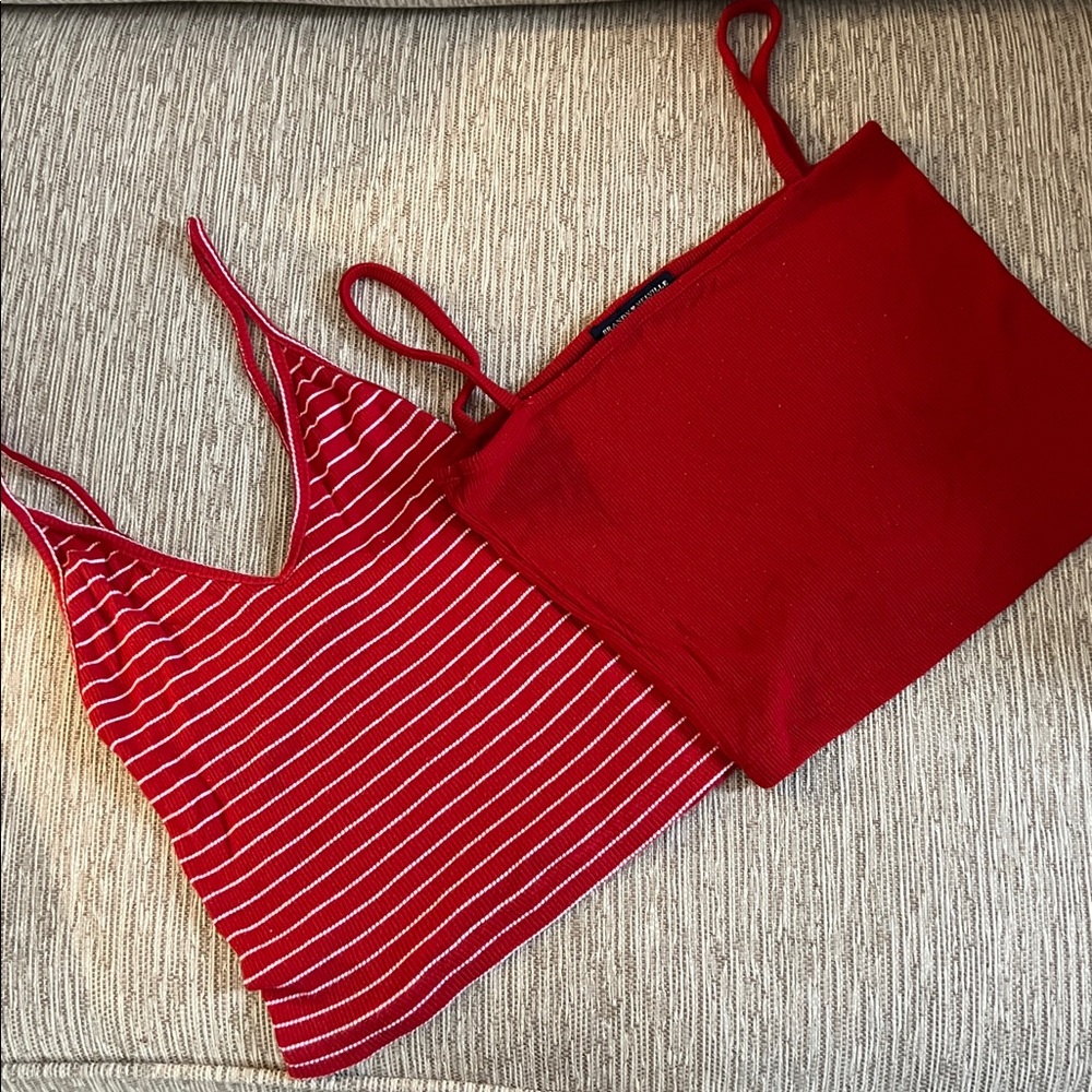 2️⃣ Brandy Melville tank crop tops
